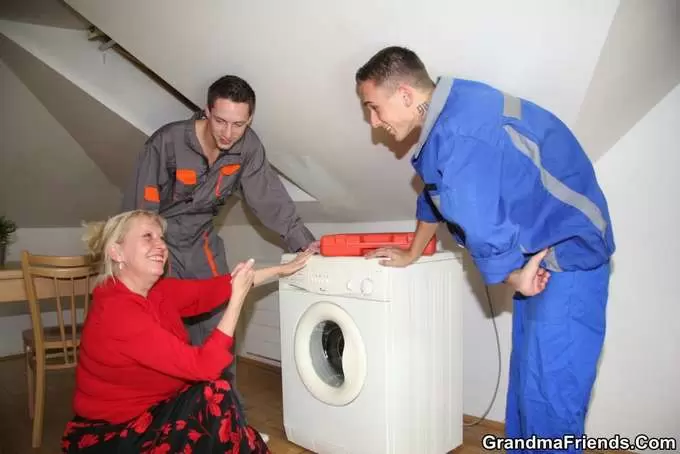 Mi madre y los jóvenes técnicos de la lavadora - foto 3