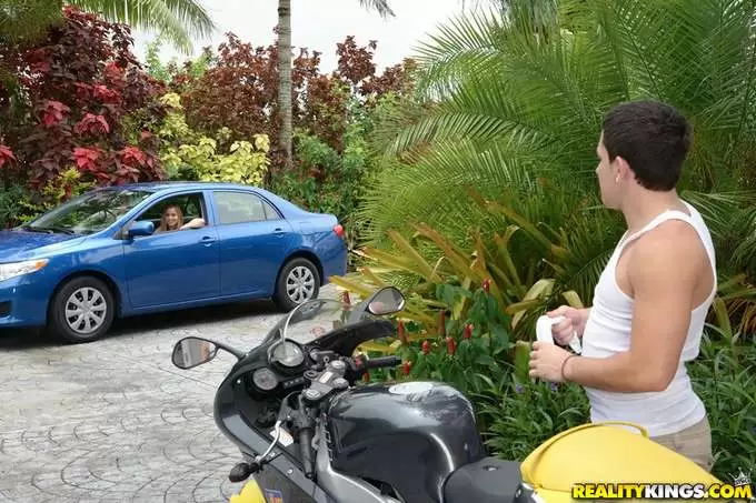 A mi vecina le encanta montar en mi moto - foto 1