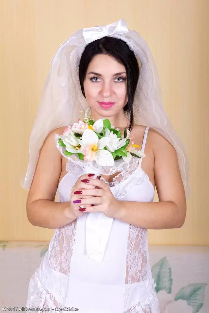 Se prueba el vestido de boda antes de volver a casarse - foto 1