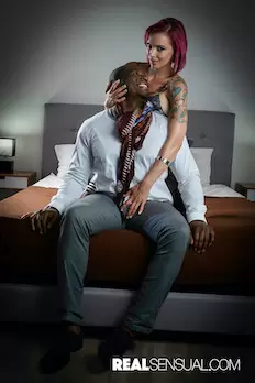 Casada tatuada devorando el rabazo de su amante negro … - foto 10