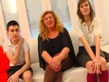 Madura española con dos jovencitos - Porno Español
