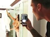 El cabrón le hace fotos a su cuñada desnuda en la ducha - Cuñadas