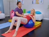 MILF embarazada haciendo ejercicios de relajación - Sexo Fuerte