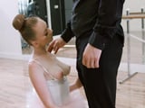 La bailarina se pone de rodillas, el profesor espera ansioso - Porno HD