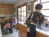 Mi mujer recoge la cocina .., su hija mientras me la chupa - Xvideos