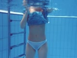 No tenía bikini así que se mete en la piscina en bragas - Bajo El Agua