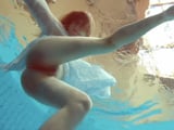 La muchacha nos enseña el chochito en la piscina … - Bajo El Agua