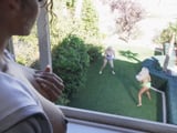 Se está tocando viendo a las hijas de la vecina en el jardín - Porno Para Mujeres