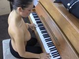 Una de mis alumnas toca el piano en tetas - Morenas