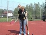 Abuela cerda se deja follar por el monitor de tenis - Abuelas